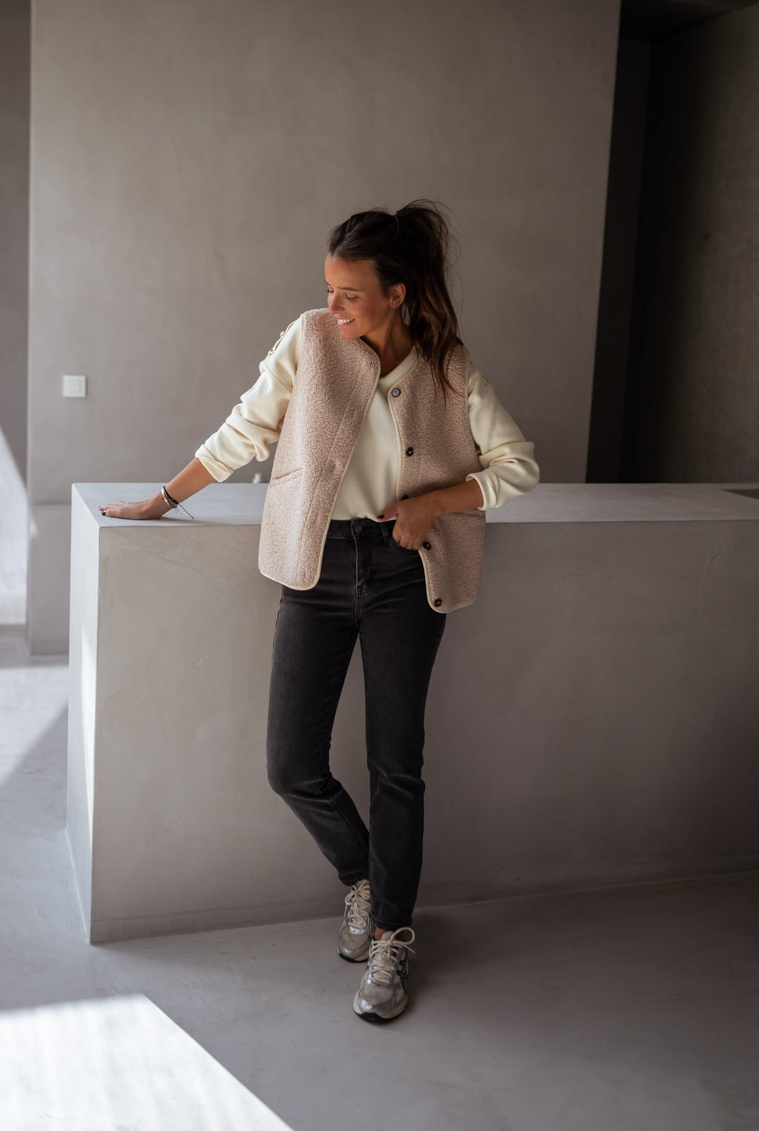 Nerina | Damen Rundhalsweste mit Taschen und Knöpfen