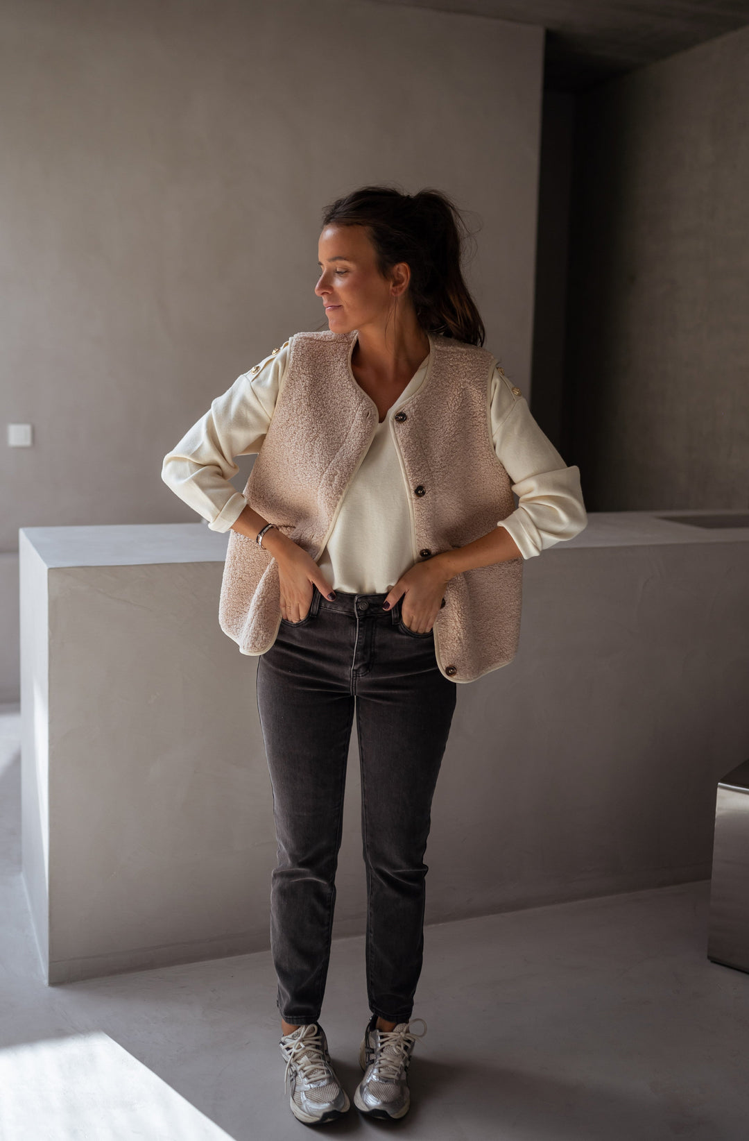Nerina | Damen Rundhalsweste mit Taschen und Knöpfen