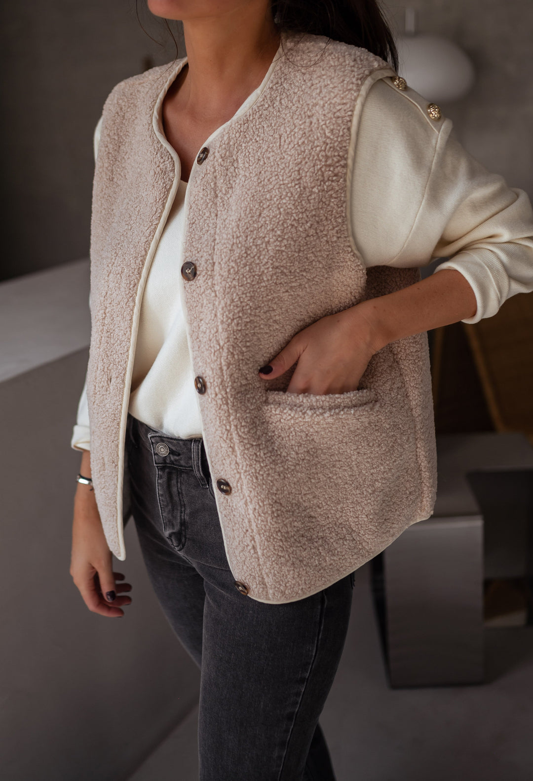 Nerina | Damen Rundhalsweste mit Taschen und Knöpfen