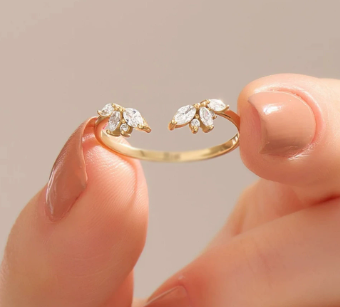 Noelia - Golden Crystal Glass Ring