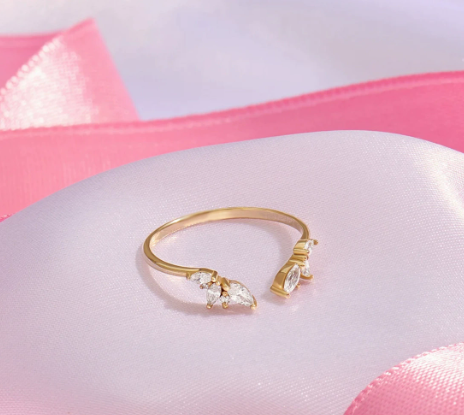 Noelia - Golden Crystal Glass Ring