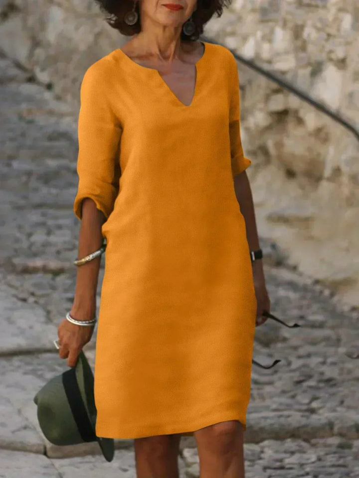 Lola - Casual V-Neck Dress