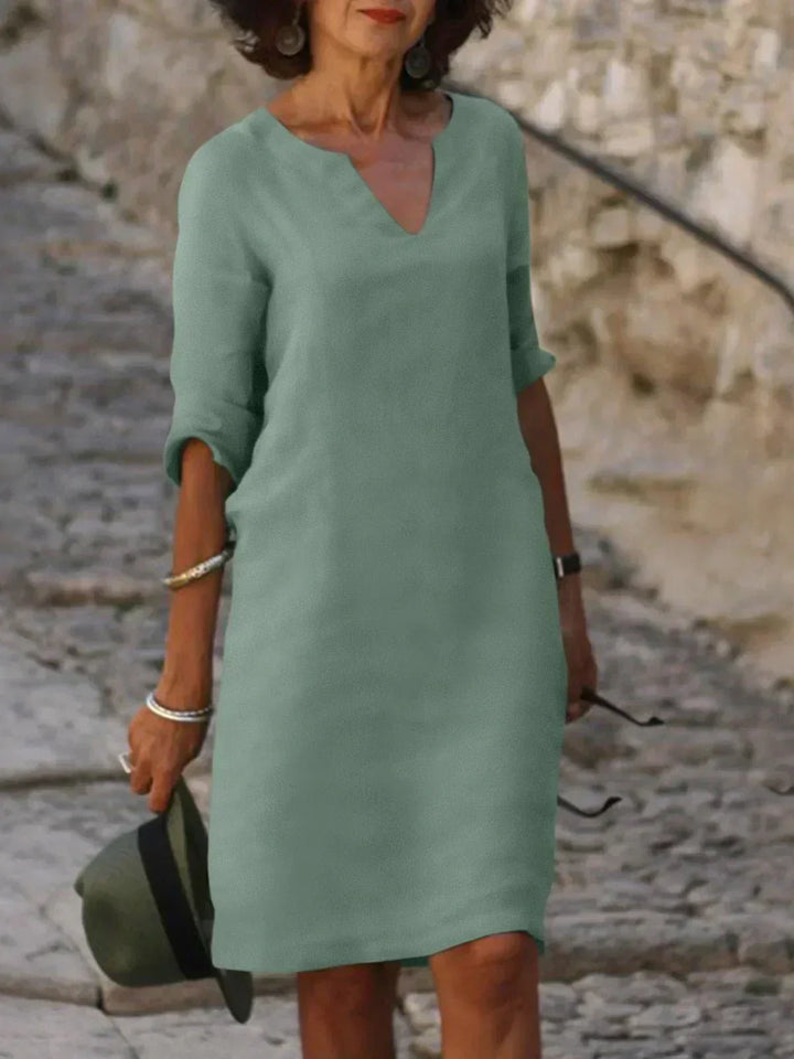 Lola - Casual V-Neck Dress