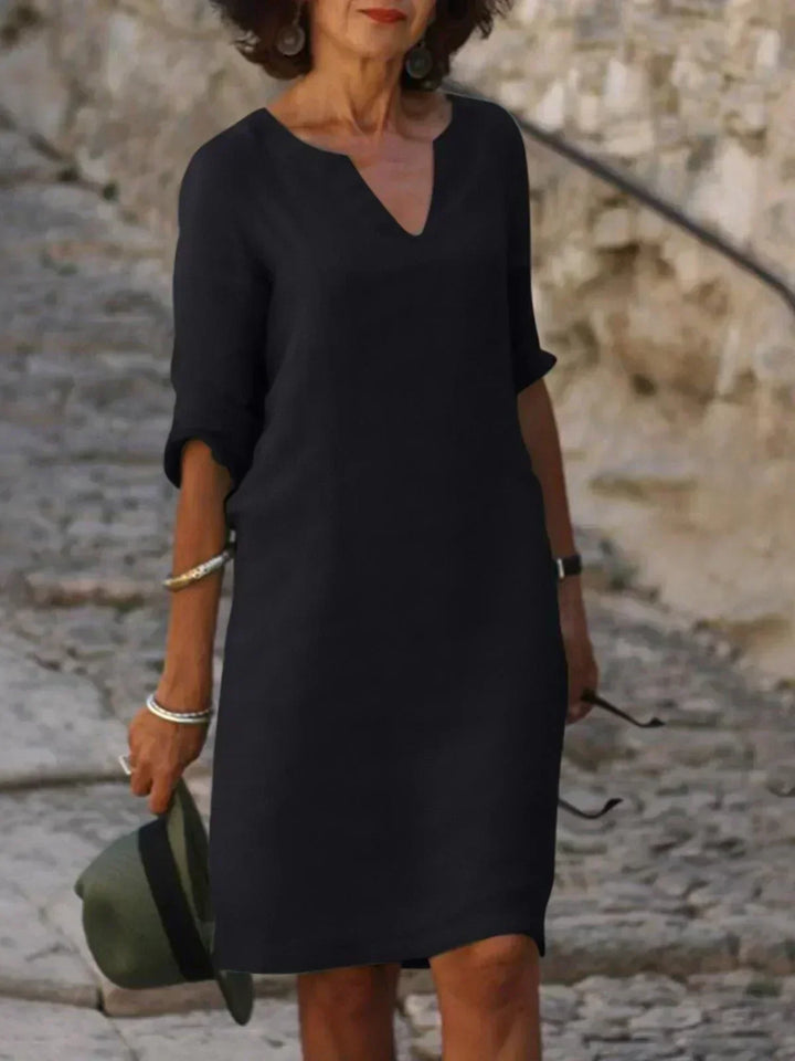 Lola - Casual V-Neck Dress