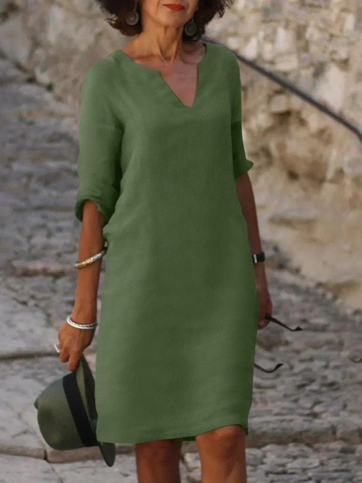 Lola - Casual V-Neck Dress