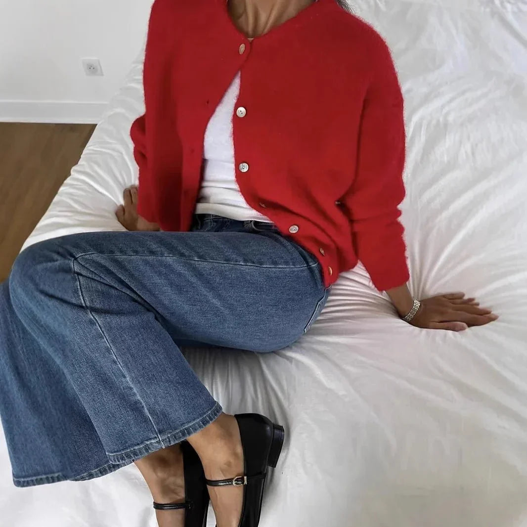 Women's crew-neck cardigan with long sleeves and buttons