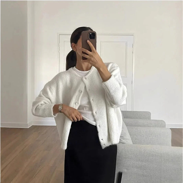 Women's crew-neck cardigan with long sleeves and buttons