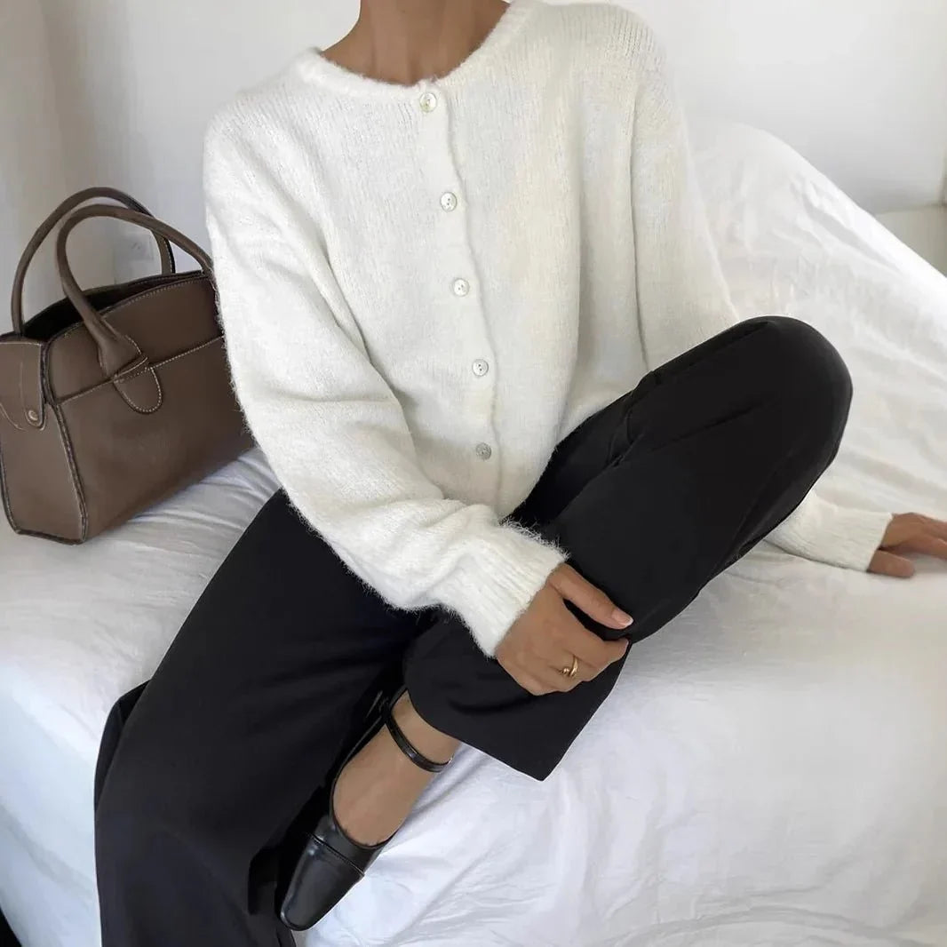Women's crew-neck cardigan with long sleeves and buttons
