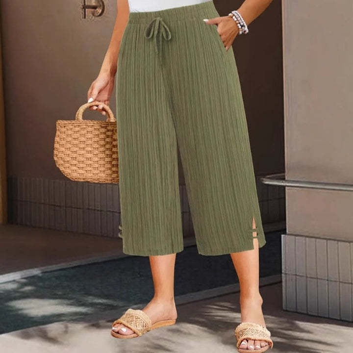 Women's wide-leg capri pants with practical pockets