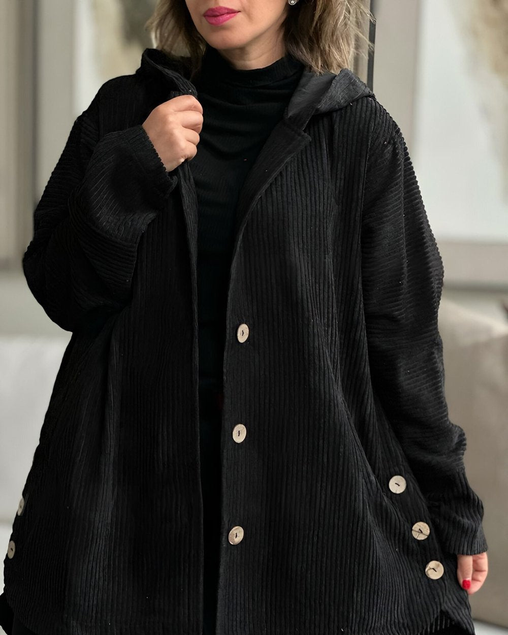 Women's hooded jacket with pockets and buttons