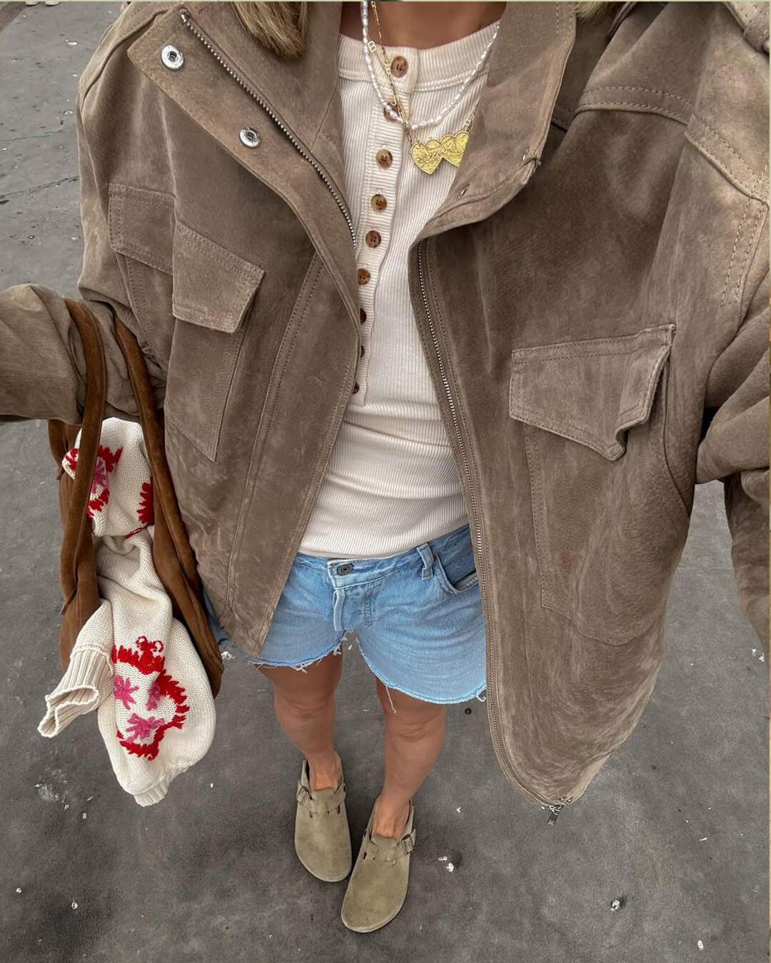 Women’s bomber jacket with long sleeves and pockets